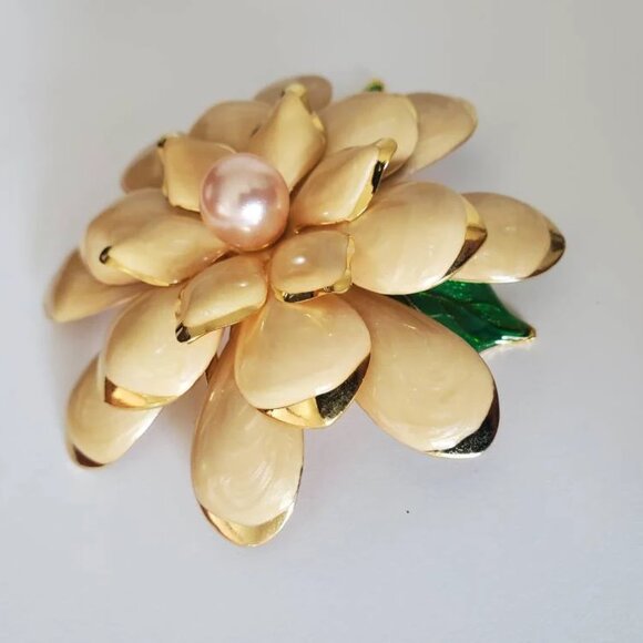 Large Statement Signed Joan Rivers Brooch Floral with Faux Pearl - Picture 2 of 9